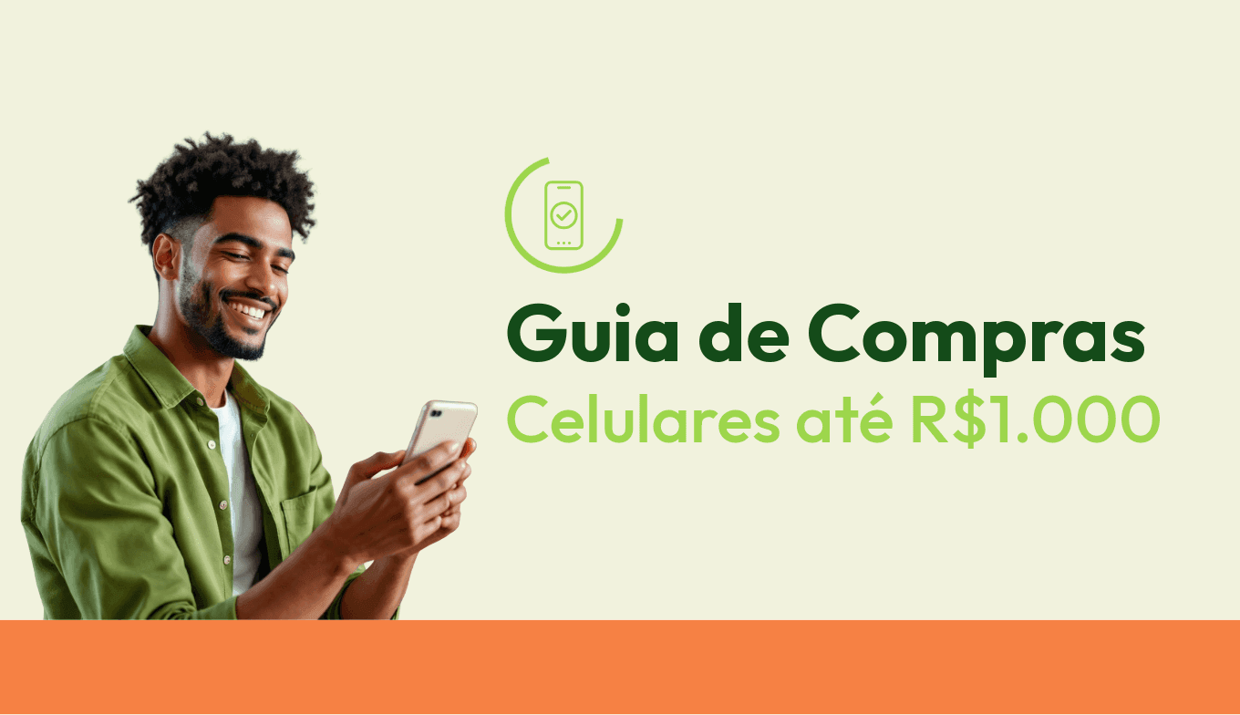 Homem negro com roupas verdes sorrindo ao usar um celular moderno. Imagem de capa para guia de melhores celulares até 1000 reais em março de 2026.
